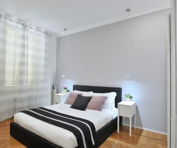 Crispi Modern Flat In The Historic Center